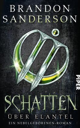 Schatten über Elantel Das Buchcover zeigt ein mystisches, mit dunklen Farben gestaltetes Hintergrundbild. Im Zentrum befindet sich ein auffälliges, silbernes Emblem mit grünen Akzenten, welches eine geheimnisvolle Symbolik vermittelt. Der Titel „SCHATTEN ÜBER ELANTEL“ ist in eleganter, goldfarbener Schrift verewigt, während der Name des Autors, Brandon Sanderson, in weißer Schrift oben platziert ist. Am rechten Rand ist das Verlagslogo „PIPER“ in dezentem Weiß zu erkennen. Die Atmosphäre wirkt düster und fantastisch.