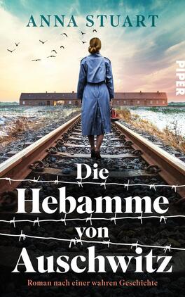 Die Hebamme von Auschwitz Das Buchcover zeigt eine Frau in einem blauen Mantel, die auf einem Bahngleis steht und zum Hintergrund blickt. Hinter ihr sind barrierefreie Zäune und verwitterte Gebäude zu erkennen, die eine bedrückende Atmosphäre erzeugen. Der Himmel ist von Wolken durchzogen und Vögel fliegen darüber. Der Titel „Die Hebamme von Auschwitz“ steht in großen, weißen Buchstaben, darunter der Zusatz „Roman nach einer wahren Geschichte“. Oben links ist der Name der Autorin „Anna Stuart“ in kleinerer Schrift zu sehen, das Verlagslogo ist rechts am Rand platziert.