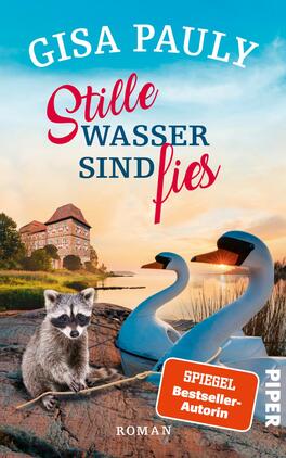 Stille Wasser sind fies Das Buchcover zeigt einen malerischen Landschaftshorizont mit sanften Hügeln und einem ruhigen Wasserlauf. Im Vordergrund sitzt ein neugieriger Waschbär, umgeben von stilisierten Schwänen. Die Farben sind warm und einladend, mit einem Himmel in sanften Blautönen und orangefarbenen Akzenten. Der Titel „Stille Wasser sind fies“ ist in geschwungener, auffälliger Schrift dargestellt, während der Name der Autorin, Gisa Pauly, in einer klaren, weißen Schrift oben platziert ist. Ein rotes Feld weist auf die Auszeichnung „SPIEGEL Bestseller-Autorin“ hin.