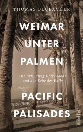 Weimar unter Palmen – Pacific Palisades Das Buchcover zeigt eine sepiafarbene Landschaft mit hohen Palmen, die den Eindruck von Exotik und Nostalgie vermittelt. Im oberen Teil steht der Titel „WEIMAR UNTER PALMEN“ in weißen Großbuchstaben, gefolgt vom Untertitel „Die Erfindung Hollywoods und das Erbe des Exils“ in kleinerer Schrift. Unten ist „PACIFIC PALISADES“ in auffälligen weißen Buchstaben zentriert. Der Autor, Thomas Blubacher, ist oberhalb des Titels platziert. Die Gesamtkomposition strahlt eine historische Atmosphäre aus.