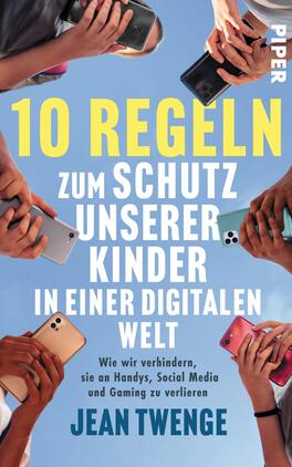 10 Regeln zum Schutz unserer Kinder in einer digitalen Welt Das Buchcover zeigt eine Vielzahl von Händen, die verschiedene Smartphones halten, auf einem hellen, neutralen Hintergrund. Im Vordergrund steht in großen, gelben Buchstaben der Titel „10 REGELN ZUM SCHUTZ UNSERER KINDER IN EINER DIGITALEN WELT“, während der Untertitel „Wie wir verhindern, sie an Handys, Social Media und Gaming zu verlieren“ in kleinerer, weißer Schrift darunter platziert ist. Der Autor „JEAN TWENGE“ ist am unteren Rand in Schwarzer Schrift zu sehen. Die Atmosphäre vermittelt ein Gefühl von Dringlichkeit und Modernität.