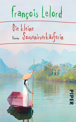 Die kleine Souvenirverkäuferin Das Buchcover zeigt eine idyllische Landschaft mit sanften Hügeln im Hintergrund und einem ruhigen Gewässer im Vordergrund. Eine Person in traditioneller Kleidung steht in einem kleinen Boot und hält einen Stab. Die Farbpalette ist von sanften Grüntönen und blaubeschatteten Wasserflächen geprägt, während der Himmel hell und klar ist. Der Titel „Die kleine Souvenirverkäuferin“ und der Autor François Lelord sind in geschwungener, freundlicher Schriftart in kräftigen Farben gestaltet. Unten rechts ist der Verlagsname „PIPER“ dezent platziert.