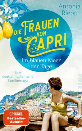 Die Frauen von Capri – Im blauen Meer der Tage Das Buchcover zeigt eine junge Frau in einem sonnenbeschienenen Moment am Meer, umgeben von einer malerischen Küstenlandschaft. Im oberen Bereich des Covers befindet sich der Titel „Die Frauen von Capri“ in einer verspielten, gelben Schrift auf einem blauen Hintergrund. Unter dem Titel steht „Im blauen Meer der Tage“ in einer schlichten Schrift. In der linken oberen Ecke sind zwei gelbe Zitronen abgebildet. Der Zusatz „Eine deutsch-italienische Familiensaga“ ist in kleinerer Schrift platziert. Das Cover vermittelt eine sommerliche, einladende Atmosphäre. Der Name der Autorin, Antonia Riepp, wird deutlich hervorgehoben.
