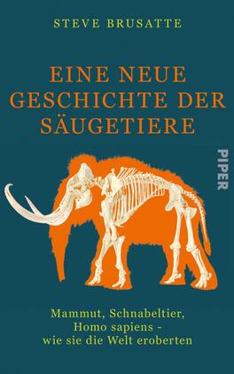 Eine neue Geschichte der Säugetiere Das Buchcover zeigt einen stilisierten, orangefarbenen Mammutskelett auf einem tiefgrünen Hintergrund. Der Titel „EINE NEUE GESCHICHTE DER SÄUGETIERE“ ist in großen, orangefarbenen Buchstaben oberhalb des Skeletts platziert, während der Autorname „STEVE BRUSATTE“ in kleinerer, weißer Schrift darüber steht. Unter dem Skelett wird der Untertitel „Mammut, Schnabeltier – wie sie die Welt eroberten“ in weißer Schrift angezeigt. Das Cover vermittelt eine informative und wissenschaftliche Atmosphäre.
