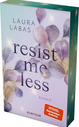 Resist Me Less Das Buchcover zeigt einen sanften lilafarbenen Hintergrund, der mit zarten, aquarellartigen Blüten in Rosa und Lila geschmückt ist. Der Titel „resist me less“ ist in großer, eleganter Schrift in Dunkelblau gehalten und vermittelt eine ansprechende, romantische Atmosphäre. Der Name der Autorin, Laura Labas, ist in einer kleineren Schriftgröße oberhalb des Titels platziert. Unten befindet sich der Hinweis „SPIEGEL-Bestseller-Autorin“ in rotem Kasten. Der Untertitel „Roman“ ist in minimalistischer Schrift darunter.