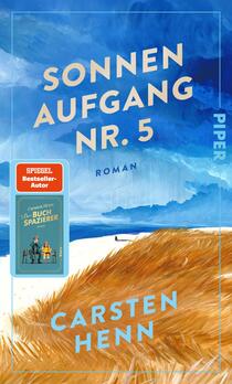 Das Buchcover zeigt eine weitläufige, sonnendurchflutete Landschaft mit sanften Wellen in hellen Blau- und Gelbtönen. Der Titel „SONNENAUFGANG NR. 5“ ist groß und in einer eleganten, weißen Schrift zentral platziert, während der Untertitel „Roman“ in kleinerer Schrift darunter steht. Der Autor Carsten Henn ist ebenfalls in Großschrift am unteren Rand abgedruckt. Auf der linken Seite befindet sich ein Siegel mit dem Hinweis „SPIEGEL Bestseller-Autor“ und dem Titel „Das Buch Spazierer“ in einer blauen Box. Die Gesamtatmosphäre vermittelt Leichtigkeit und Optimismus.