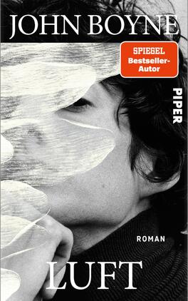 Luft Das Buchcover zeigt einen monochromen Hintergrund, auf dem ein junger Mann mit dunklem Haar teilweise zu sehen ist. Über seinem Gesicht verlaufen sanfte, weiße Pinselstriche, die eine etherealische Atmosphäre erzeugen. Der Titel „LUFT“ ist in großer, weißer Schrift am unteren Rand platziert, während der Autorenname „JOHN BOYNE“ prominent oben steht. In der oberen rechten Ecke befindet sich ein rotes Label mit dem Text „SPIEGEL-Bestseller-Autor“. Die Farbgestaltung vermittelt ein Gefühl von Melancholie und Nachdenklichkeit.