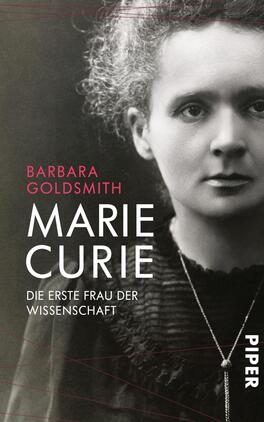 Marie Curie Das Buchcover zeigt ein Schwarz-Weiß-Porträt der Wissenschaftlerin Marie Curie, in dem sie ernst und fokussiert in die Kamera blickt. Ihre dunkle Kleidung und das zerzauste Haar verleihen dem Bild eine nachdenkliche Atmosphäre. Der Titel „MARIE CURIE“ ist in großen, weißen Buchstaben am unteren Rand des Covers platziert, während die Autorin „BARBARA GOLDSMITH“ in Rosa darüber steht. Der Untertitel „DIE ERSTE FRAU DER WISSENSCHAFT“ ergänzt die Aussage des Covers. Der Verlag ist in einer kleinen Schriftgröße in der rechten unteren Ecke abgedruckt.