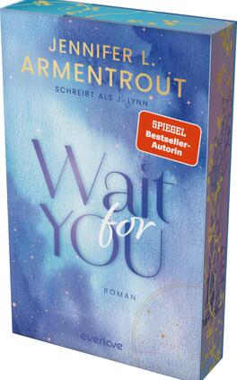 Wait for You Das Buchcover zeigt einen sanften Farbverlauf in Blau- und Violetttönen, der eine träumerische Atmosphäre erzeugt. Im oberen Bereich steht der Name der Autorin „JENNIFER L. ARMENTROUT“ in goldenen Großbuchstaben, gefolgt von „schreibt als J. Lynn“ in kleinerer Schrift. Zentral platziert ist der Titel „Wait for You“, wobei das Wort „for“ in einer geschwungenen Schrift hervorgehoben ist. Am oberen rechten Rand befindet sich ein rotes Label mit der Aufschrift „SPIEGEL Bestseller-Autorin“. Der Untertitel „Roman“ ist ebenfalls vorhanden.