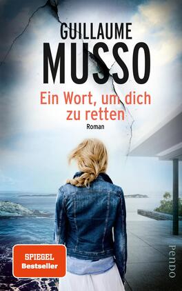 Ein Wort, um dich zu retten Das Buchcover zeigt eine Rückansicht einer Frau mit blonden, offenen Haaren, die in einem blauen Jeansjacke gekleidet ist. Sie steht am Rand eines modernen Hauses mit großen Glasfenstern und blickt auf das Meer. Der Hintergrund ist in sanften Blau- und Grautönen gehalten, das Motiv vermittelt eine melancholische Atmosphäre. Oberhalb der Frau sind die Wörter „GUILLAUME MUSSO“ in großen, schwarzen Buchstaben platziert, während der Titel „Ein Wort, um dich zu retten“ in leuchtendem Orange darunter steht. Am unteren Rand befindet sich ein oranger Rechteck mit dem Text „SPIEGEL Bestseller“.