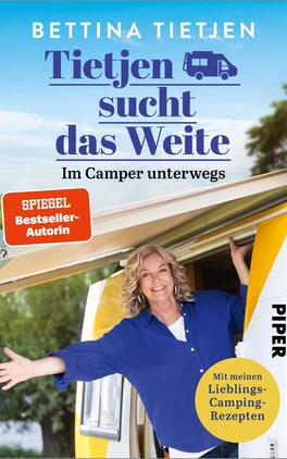 Tietjen sucht das Weite Das Buchcover zeigt eine lächelnde Frau mit lockigem, blondem Haar, die in einem blauen Oberteil an einem Camper steht. Der Hintergrund ist sonnig und grün, mit Bäumen und einem Teil des Campers sichtbar. Im oberen Bereich steht der Titel „Tietjen sucht das Weite“ in großen, blauen Buchstaben, während der Untertitel „Im Camper unterwegs“ darunter in kleinerer Schrift steht. Links ist der Hinweis „SPIEGEL Bestseller-Autorin“ in rotem Hintergrund zu sehen. Die Idee von Freiheit und Reisefreude wird durch die Komposition vermittelt.