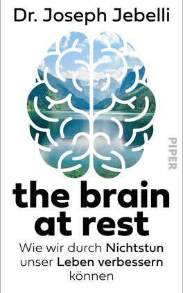 the brain at rest Das Buchcover zeigt eine stilisierte Gehirnabbildung, die aus sanften Blau- und Grüntönen besteht und die Reflexion einer malerischen Landschaft mit Bergen und einem Gewässer integriert. Der Titel „the brain at rest“ ist in auffälliger, fetter Schrift in Schwarz gehalten, ebenso wie der Untertitel „Wie wir durch Nichtstun unser Leben verbessern können“. Am rechten Rand ist das Verlagslogo „PIPER“ abgebildet. Gesamt vermittelt das Cover eine ruhige und inspirierende Atmosphäre.