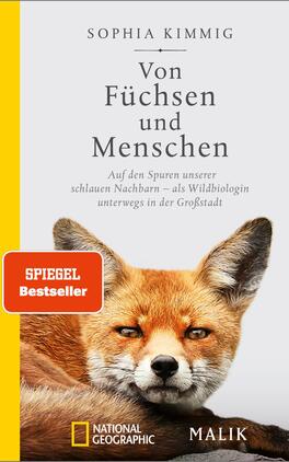 Von Füchsen und Menschen Das Buchcover zeigt ein detailliertes Porträt eines Fuchses mit leuchtend orange-braunem Fell und aufmerksamen, intelligenten Augen. Der Hintergrund ist schlicht weiß, um die Farben des Fuchses hervorzuheben. Oben steht der Titel „Von Füchsen und Menschen“ in schwarzer Schrift, gefolgt vom Untertitel „Auf den Spuren unserer schlauen Nachbarn – als Wildbiologin unterwegs in der Großstadt“ in einer etwas kleineren Schriftgröße. Das Cover enthält ein rotes „SPIEGEL Bestseller“-Sticker in einer weißen Box. Das Verlagslogo „National Geographic“ und der Verlag „Malik“ sind dezent platziert.