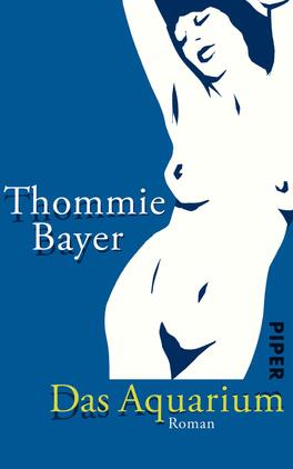Das Aquarium Das Buchcover zeigt eine stilisierte, künstlerische Darstellung einer stehenden Figur auf einem lebhaften, blauen Hintergrund. Die Figur ist in Weiß gehalten und strahlt eine gewisse Anmut und Verspieltheit aus, während die Gesichtszüge subtil angedeutet sind. Der Titel „Das Aquarium“ ist in grüner, modulierter Schrift am unteren Rand platziert, unterstrichen von dem Begriff „Roman“ in kleinerer Schrift. Der Autorennamen „Thommie Bayer“ ist in eleganter, plakativer Schrift links oben sichtbar.