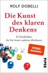 Das Buchcover zeigt auf einem hellen Hintergrund eine Ansammlung von bunten Murmeln in der unteren Bildhälfte. Der Titel „Die Kunst des klaren Denkens“ steht in großer roter Schrift zentral oben, gefolgt vom Autorennamen „Rolf Dobelli“ in schwarzer Schrift. Unter dem Titel befindet sich der Zusatz „52 Denkfehler, die Sie besser anderen überlassen“ in kleinerer Schrift. Oben rechts ist ein Siegel mit dem Aufdruck „SPIEGEL Bestseller“ in Weiß auf rotem Hintergrund. Unten links ist das Verlagslogo „PIPER“ in Schwarz.