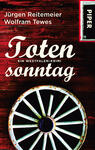Das Buchcover zeigt einen rustikalen Hintergrund in dunklem Rotholz. Vor diesem Hintergrund ist ein weißes, stilisiertes Wagenrad platziert, das den zentralen visuellen Akzent bildet. Der Titel „Toten sonntag“ ist in auffälliger, geschwungener Schrift in Weiß gesetzt, während der Untertitel „ein Westfalen-Krimi“ in einer schlichteren Schrift darunter erscheint. Die Autoren Jürgen Reitemeier und Wolfram Tewes sind in kleinerer Schrift am oberen Rand zu finden. Rechts oben ist das Verlagslogo in schwarz und weiß abgebildet.